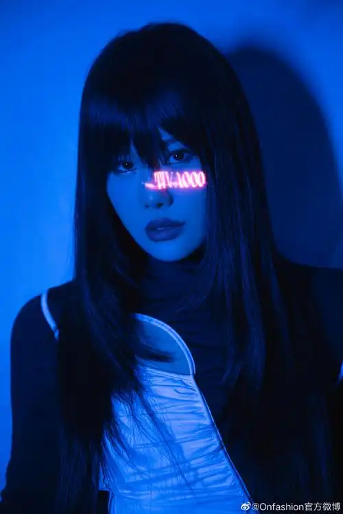 袁娅维一身甜酷风造型亮相综艺舞台,紧身裤裙勾勒身材曲线,黑长直发型