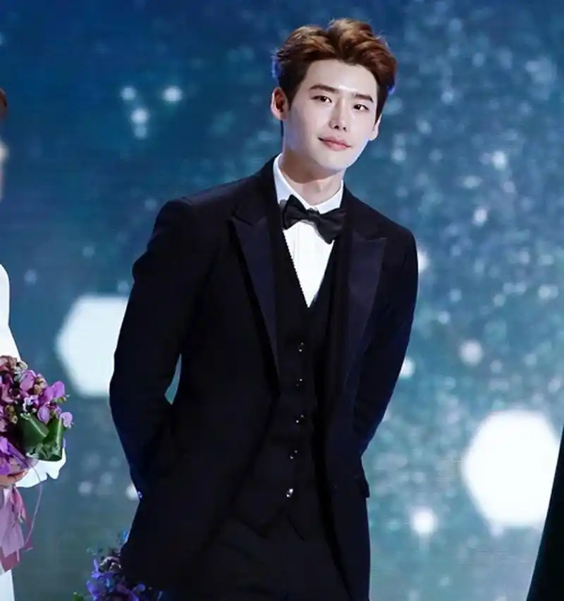 李钟硕拥有黄金比例的身材,穿起西服来,简直是太帅了吧!