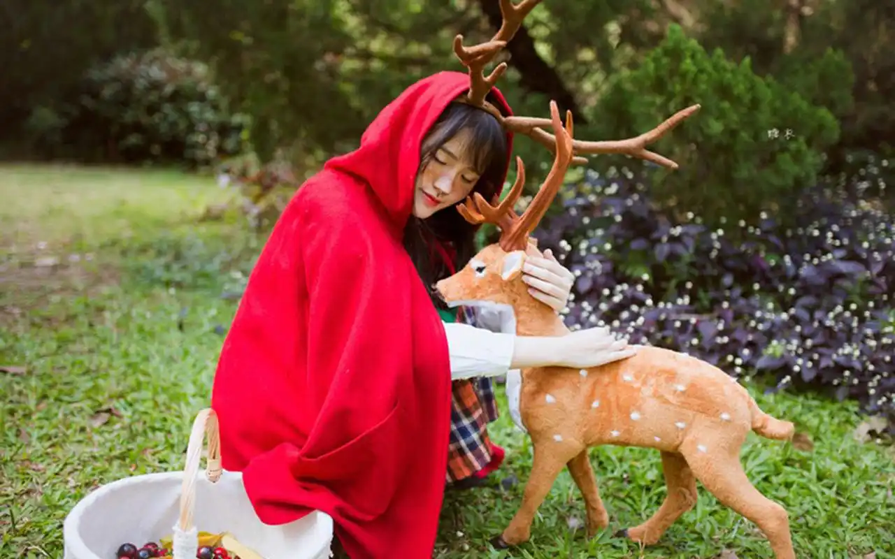 可爱甜美鹿女孩森林写真桌面壁纸