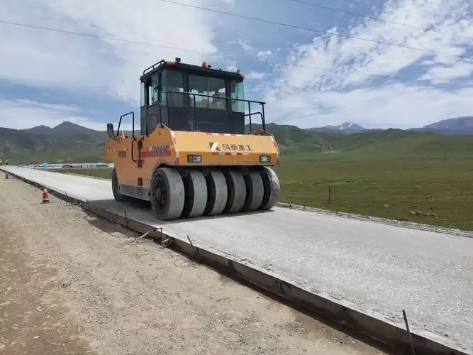 中铁四局肃祁5标项目部水稳底基层试验段顺利摊铺