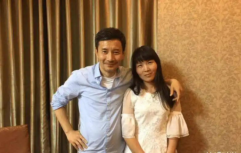 江珊小3岁的二婚老公挺时尚的,把t恤当时尚,穿得挺低调朴实的_卫衣来