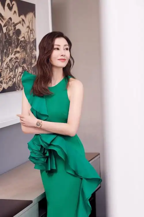 李嘉欣最近拍写真大片彰显迷人气质,她真的48岁了吗?