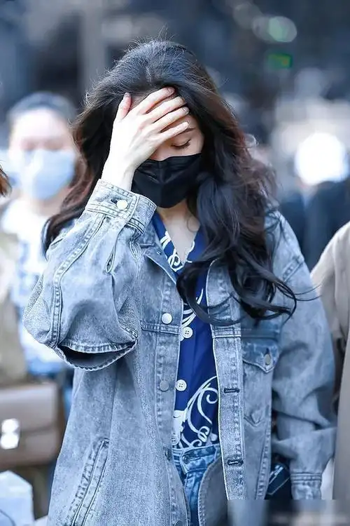 杨幂戴口罩的私服穿搭每件都是基础款但穿在她身上就是很漂亮