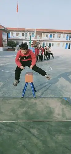 祝楼乡姚村小学四年级跳山羊比赛精彩瞬间