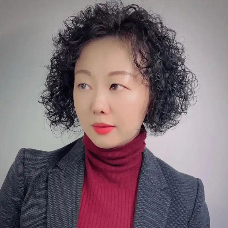 60岁女人烫什么发型好看?这9款时髦洋气卷发,端庄大气又减龄