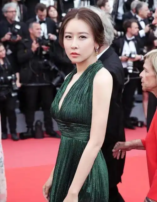 她们在各种红毯中的穿搭也都比较个性独特,像毛俊杰就很放得开,拥有傲