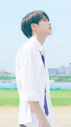 好喜欢林彦俊这组校服照啊!清新干净又帅气,侧颜简直太迷人了