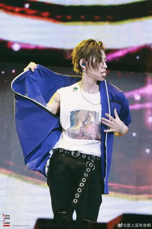 小鬼王琳凯超话#小鬼王琳凯英俊潇洒#王琳凯手臂线条好好看啊!