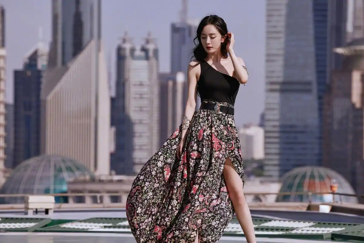 杨幂穿高开叉拼接礼服秀美腿 卷发搭配金色臂环优雅时髦 -- 眼界,放眼