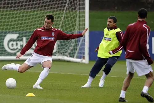 图文友谊赛英格兰备战斯洛伐克特里开大脚瞬间