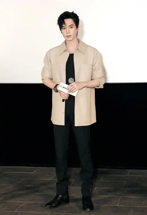 被张若昀二代闲的美貌震撼到了##张若昀瘦削挺拔少年感