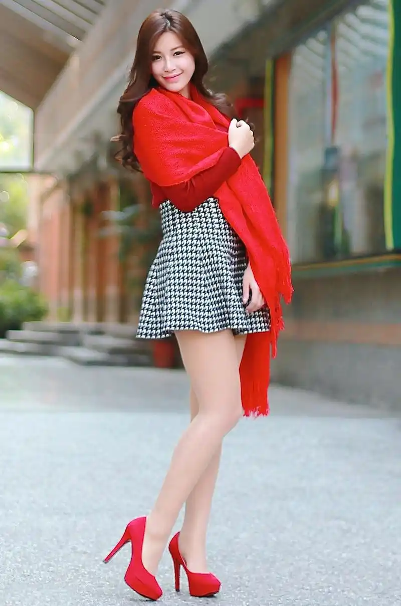 一个美丽大方时尚的红色高跟鞋美女!