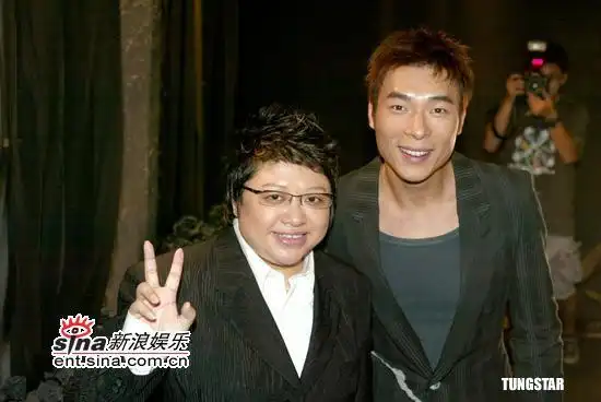 组图:许志安韩红携手新歌mv 对绯闻笑而不谈