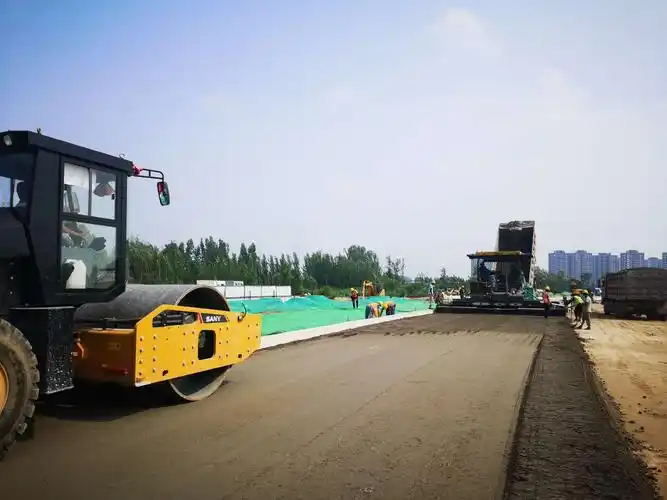 机动车道水稳摊铺压实