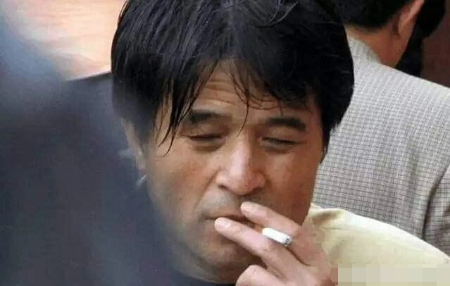毕福剑很是憔悴,整日烟不离手,心情非常郁闷,毕姥爷叼着烟说出了当年