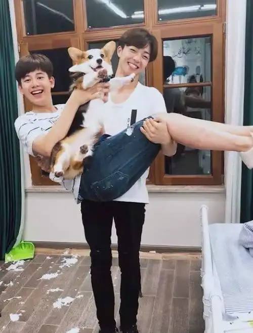 hi室友解散:陈立农学拼音,胡先煦隐忍哭,大爷日子苦,开机吃面