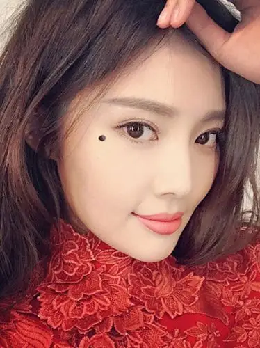 徐冬冬遭网友恶搞狂点美人痣分外妖娆