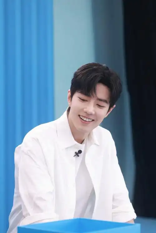 肖战直播造型释出,白t白衬衫77牛仔裤,阳光清爽俊秀大帅哥,笑起来