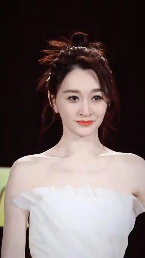 李小冉又美出了新高度穿上白裙减龄又洋气真不像46岁的人