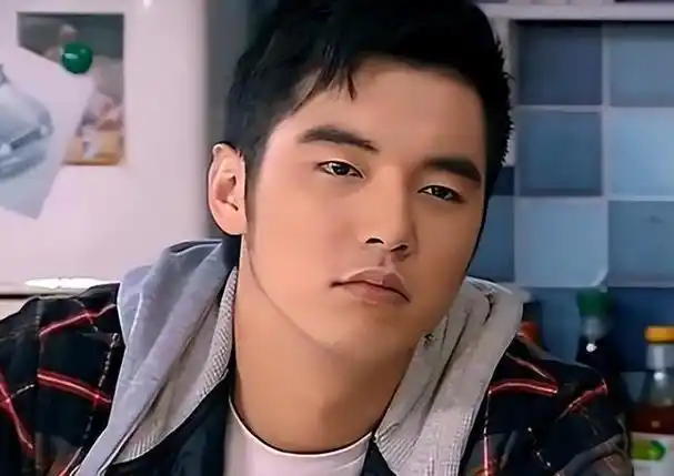 年轻时"其貌不扬",上了年纪却帅到掉渣的7位男明星,反差真大