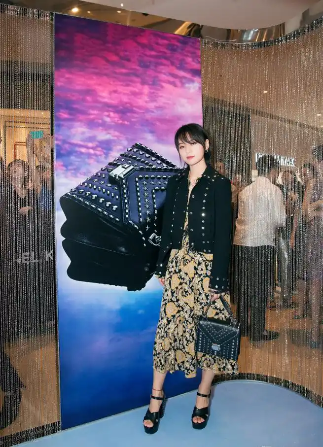 昔日假小子转型小女人?周笔畅穿碎花裙踩恨天高,简直太惊艳了