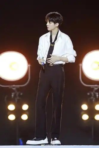 王俊凯新造型,他身穿白衬衫搭配黑色长裤 青春活力