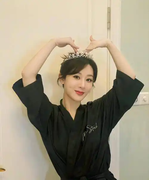 照片中杨紫头戴珍珠皇冠,花式嘟嘴卖萌,还摆出了双手举过头顶比心的