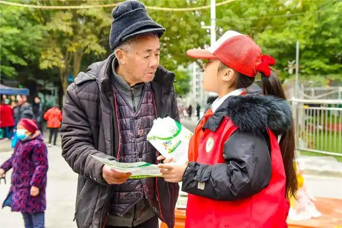 朝阳小学学生到社区开展垃圾分类知识宣传.