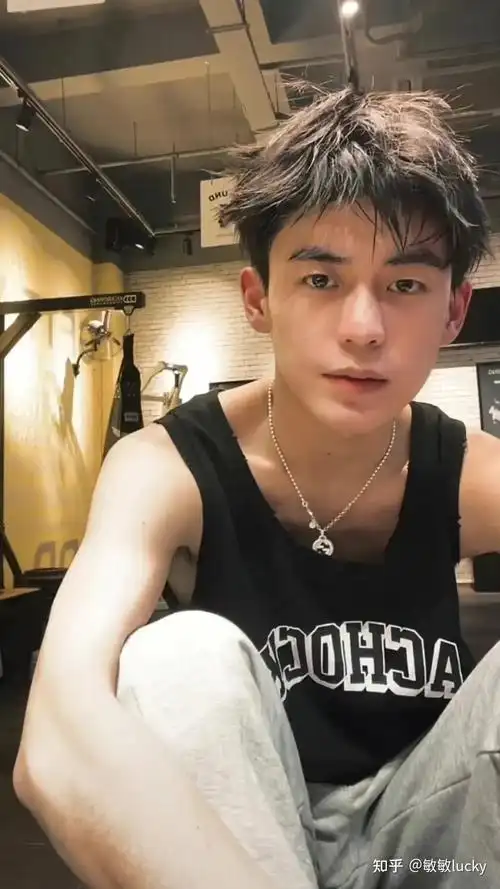 很难不爱の余庆伟壁纸头像