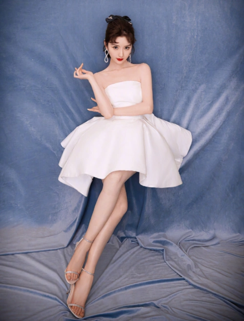 毛晓彤参加活动穿束腰裙,露出"动漫腿"太抢镜,一点也不像33岁