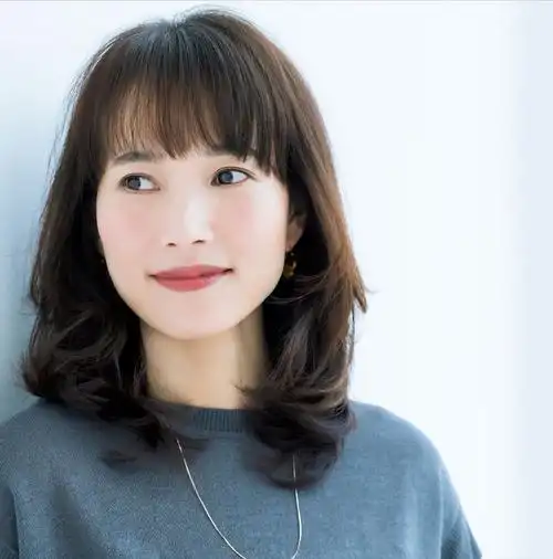 告别大妈感,45岁女性必备的10款"锁骨卷"发型:既时髦又气质