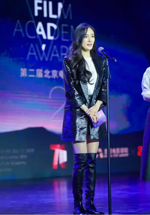 杨幂的"腿精"身材好招摇,穿皮靴又直又细,双腿线条美到不真实_靴子