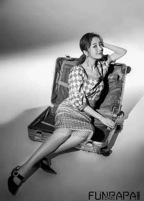 95李依晓封面大片