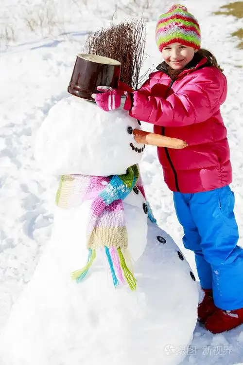 冬季娱乐快乐的孩子玩堆雪人