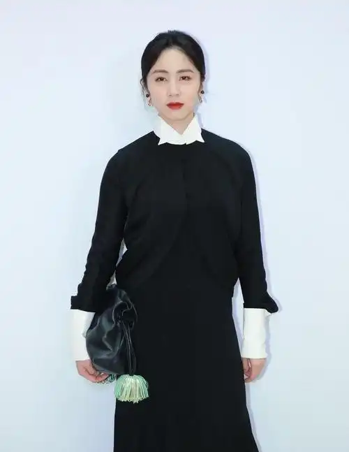 黄磊老婆孙莉厉害了穿黑色连衣裙优雅又显贵高级感藏不住