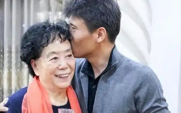 金陵往事:戏院的老板娘太抢眼,上网一查,原来她是李乃文老婆