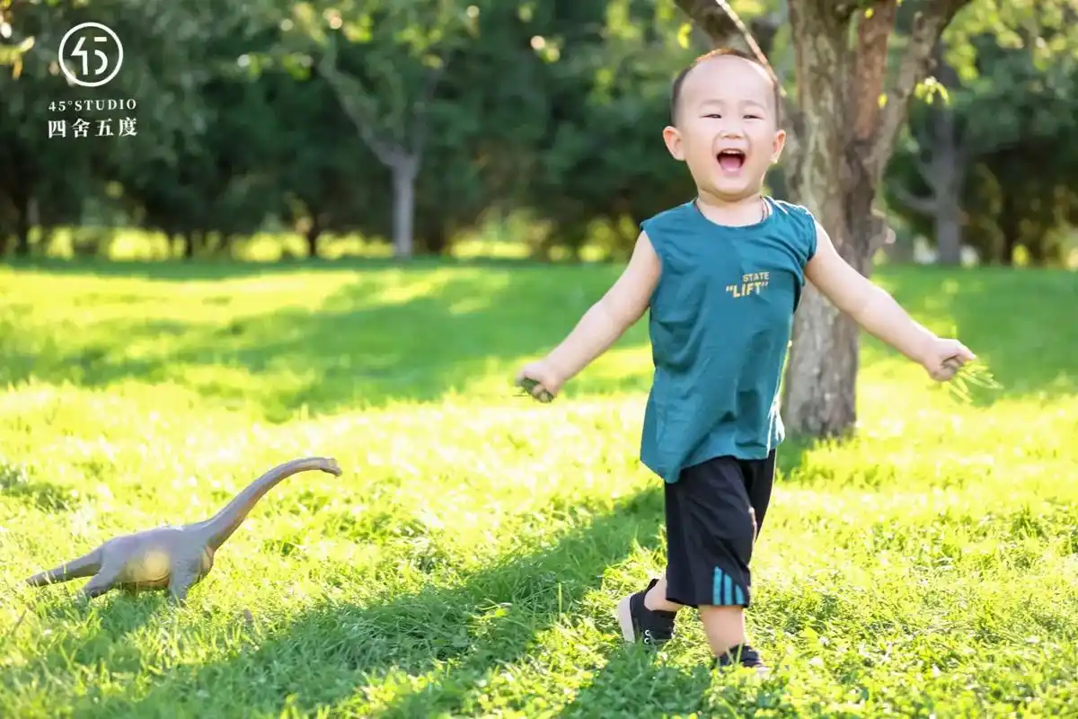 皮皮的夏天#儿童摄影 #外景拍摄 #周岁照 #宝宝照 #草坪 - 抖音