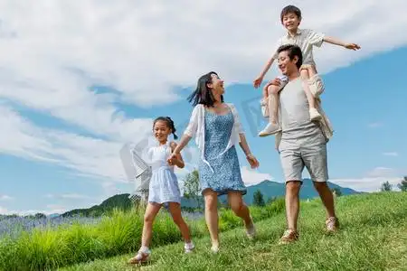 一家四口在郊外散步