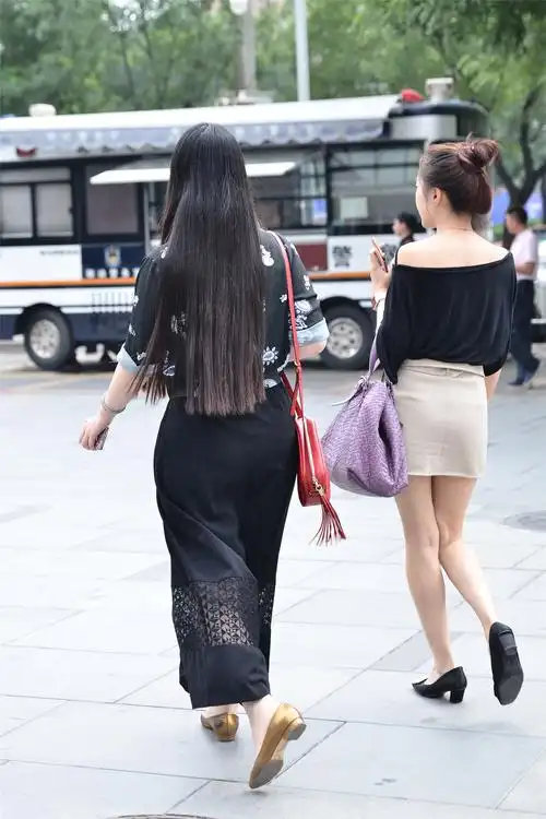 街拍:逛街的两个漂亮妹纸,我喜欢穿短裙的妹纸