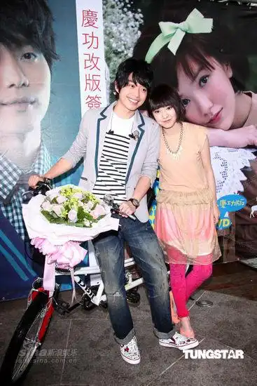 图文张栋梁郭采洁联袂签唱酷似情侣