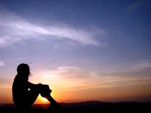 我只会默默地离开,那种头也不回地离开.