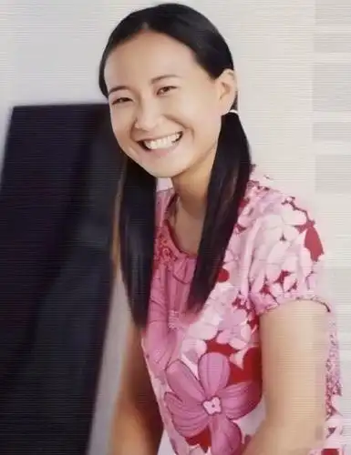 贾玲胖到没脖子,走起路来似堵墙!年轻时身材刚好,一笑动人心魄