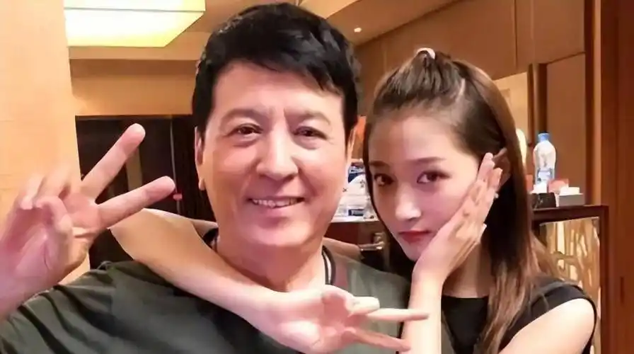 鹿晗父亲身份曝光,友人透露晓彤爸着急催婚,男方却不着急