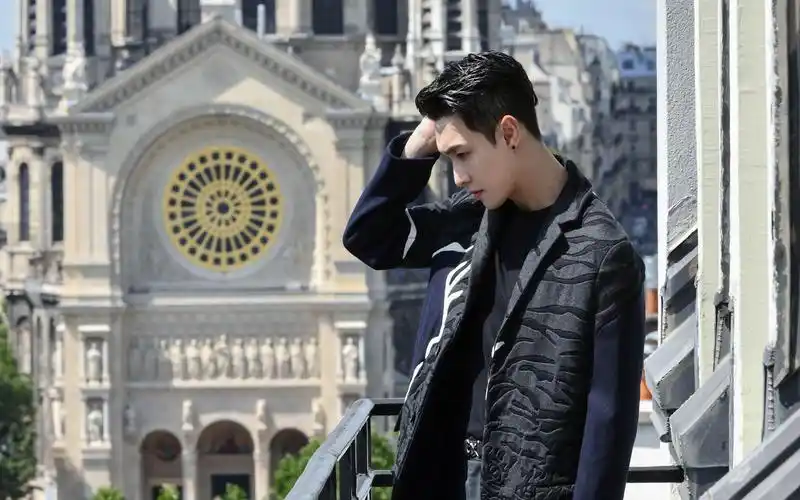 张艺兴巴黎写真帅气图片桌面壁纸