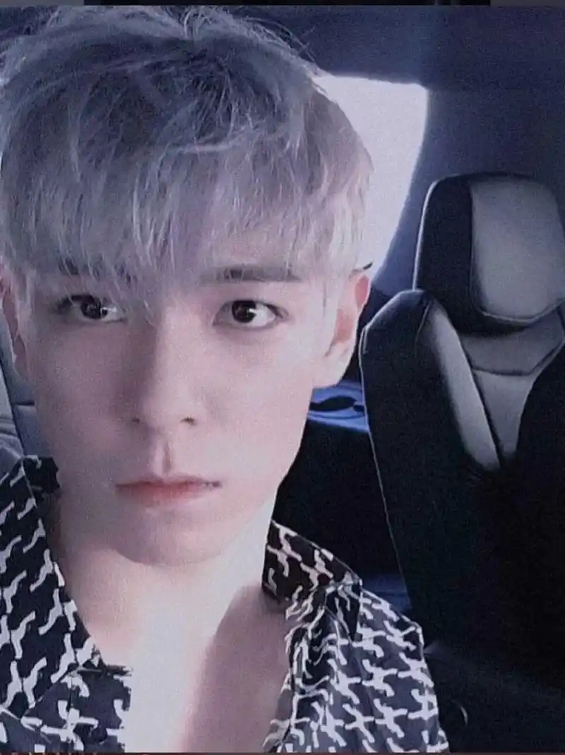 权志龙 这手里的皇冠灯变成了拐杖,他们依旧是我最初的梦想# - 抖音