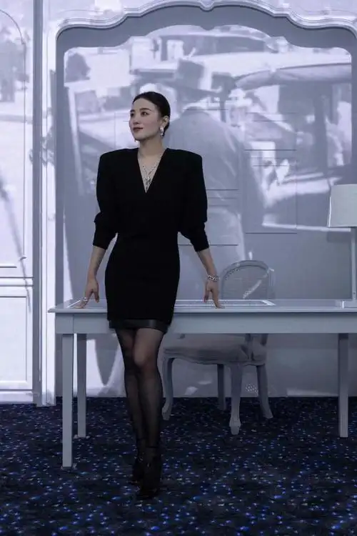 黑色连衣裙配黑丝秀长腿,高贵冷艳|衬衫|v领|t恤|高跟鞋|牛仔外套