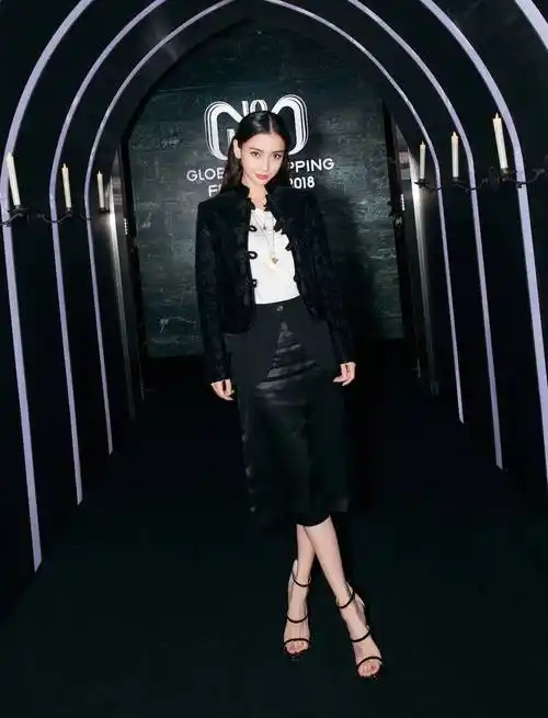 结婚4年屡次被曝离婚,今穿露脐短袖配休闲裤,戴绿帽子强势吸睛_杨颖