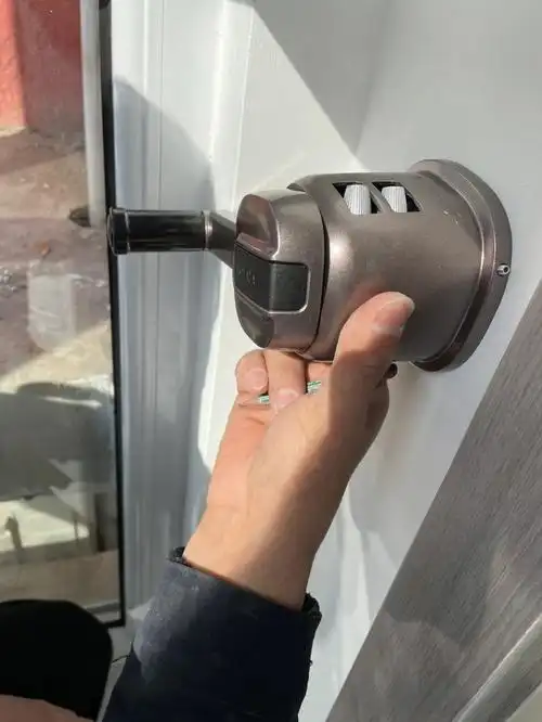 装修day97安装衣架