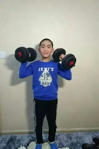 举几个回合的哑铃,锻炼一下肌肉的力量.