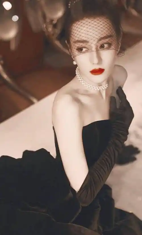 迪丽热巴久违晒自拍照,直言无滤镜不自拍,但这表情怎么怪怪的_网友